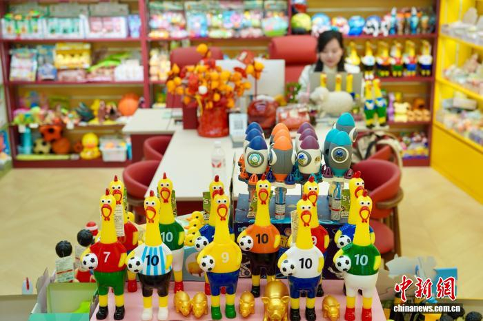 九游官网-（神州写真）拼创意、拼专利，义乌“备战”世界杯|足球|吴晓明|周玲玲|美加墨世界杯|商户_新浪体育_新浪新闻